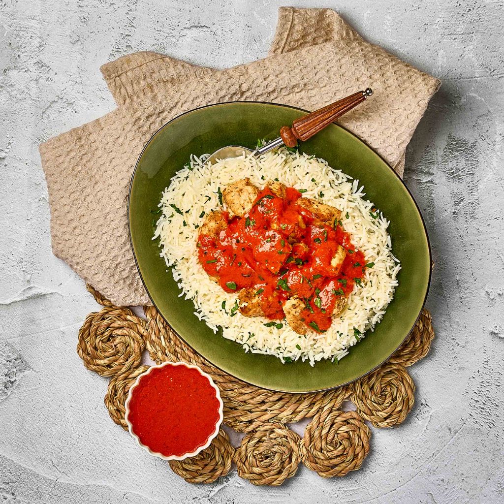 دجاج بصوص الطماطم والأرز