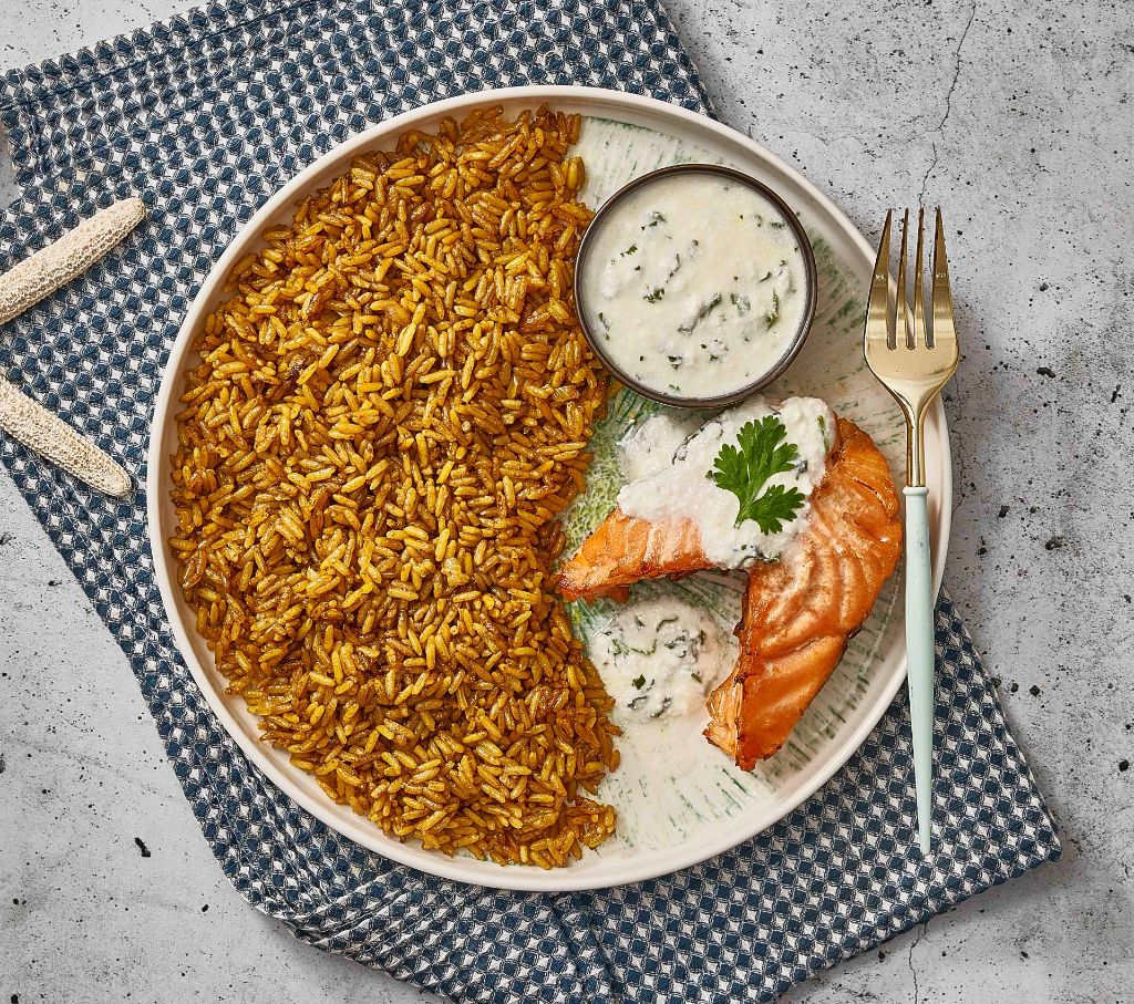 سمك سلمون بالأرز والصوص