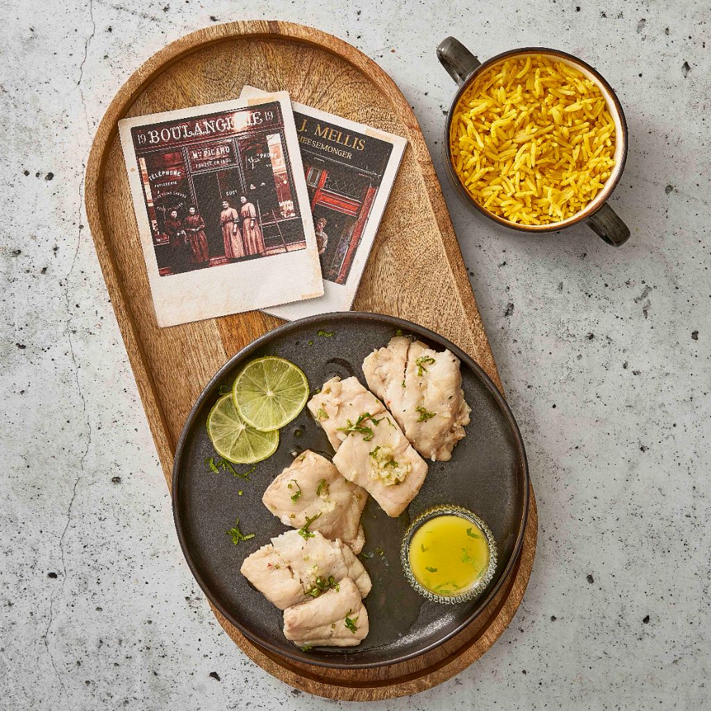 سمك بالليمون والأرز الأصفر