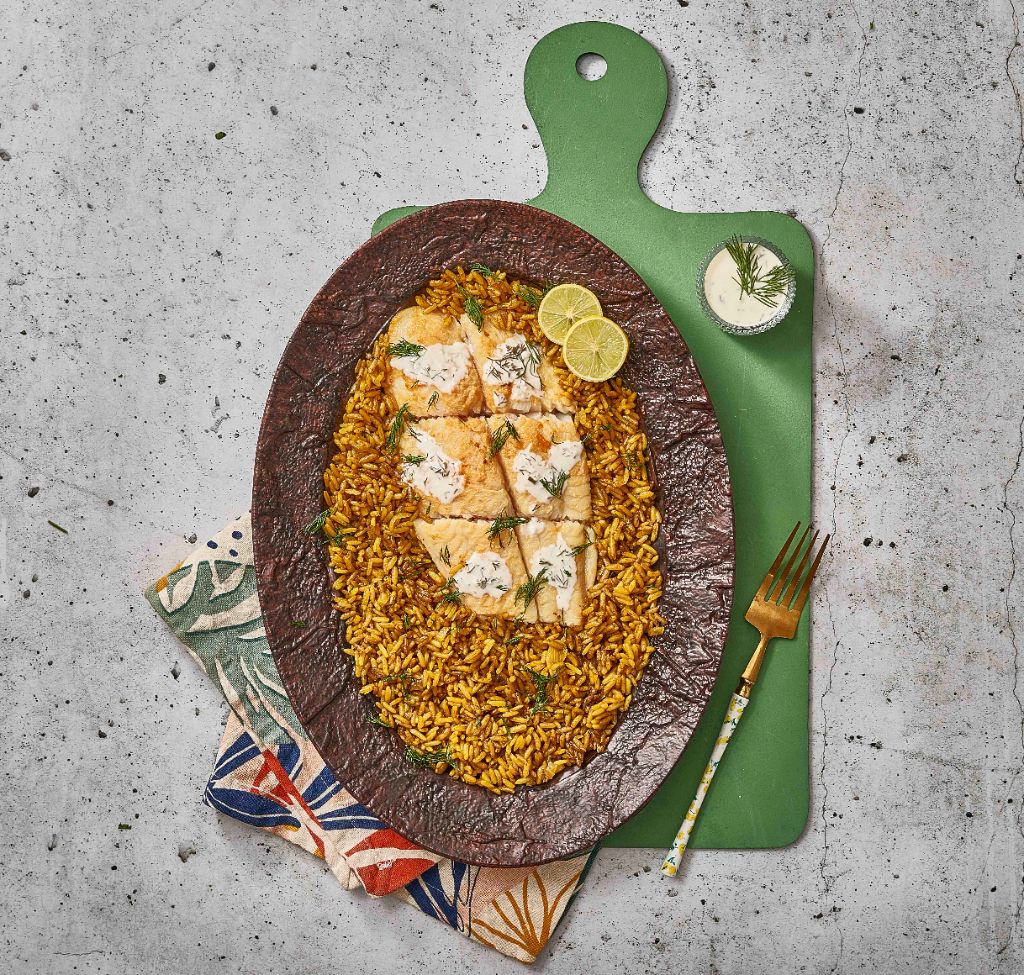 سمك بصوص الشبت والأرز الأصفر