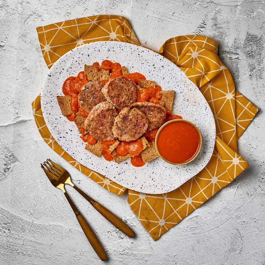 كفتة بالصوص الأحمر والخبز المحمص