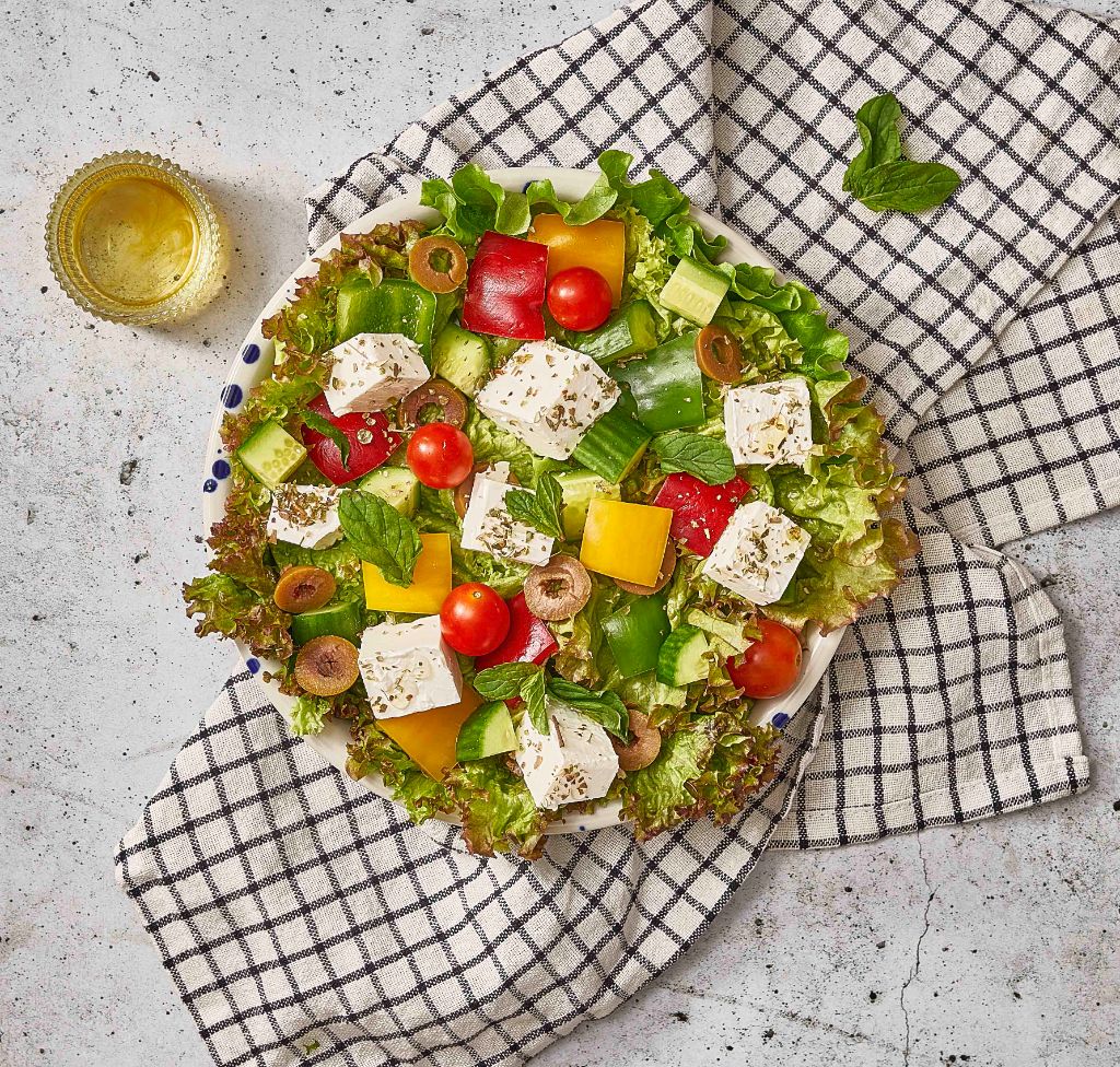 سلطة الجبنة الفيتا بالخضار