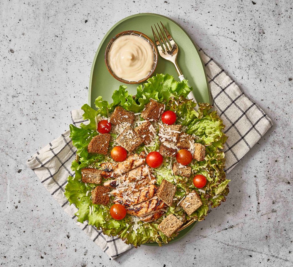 سلطة سيزر بالدجاج المشوي