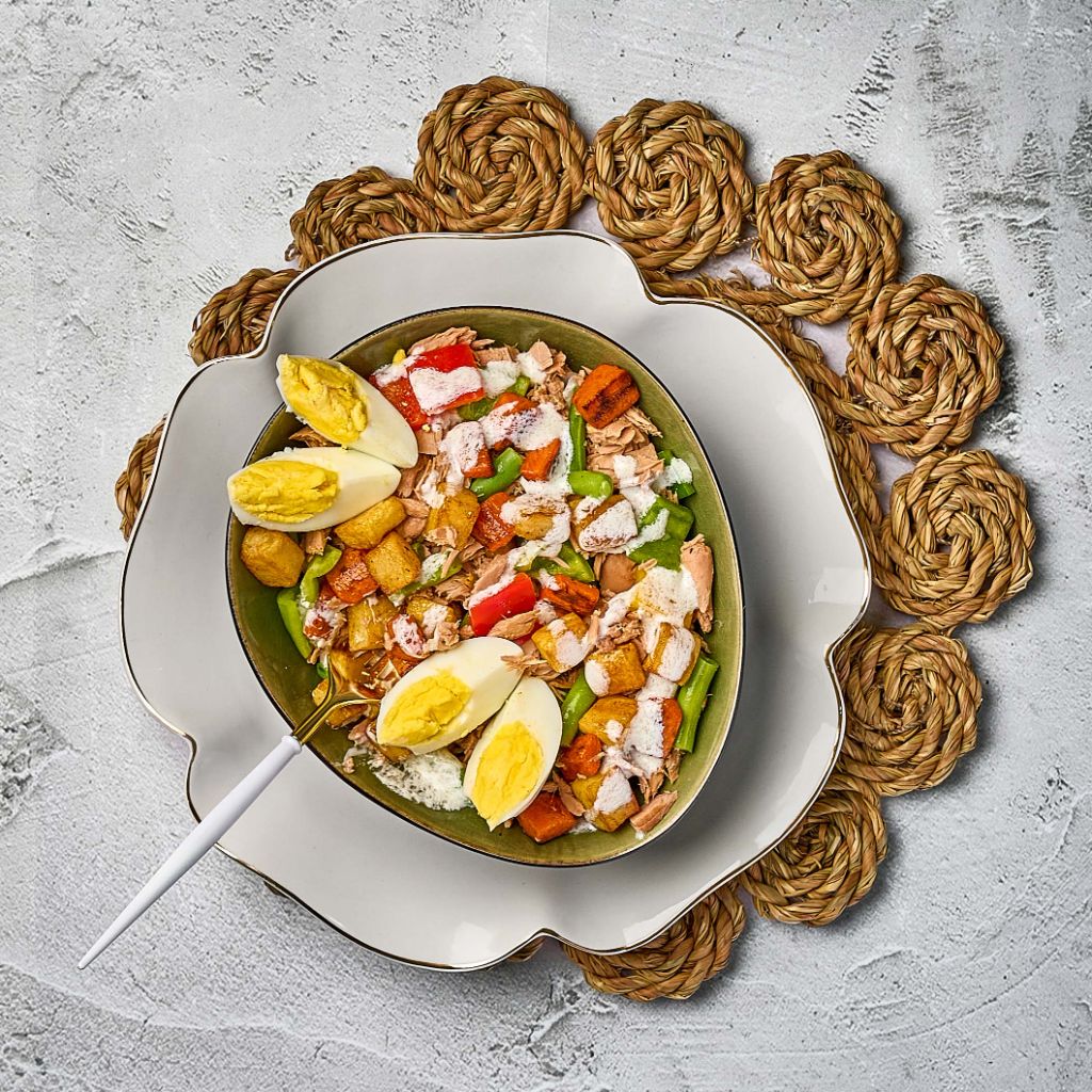 سلطة الكروتون بالدجاج والبيض