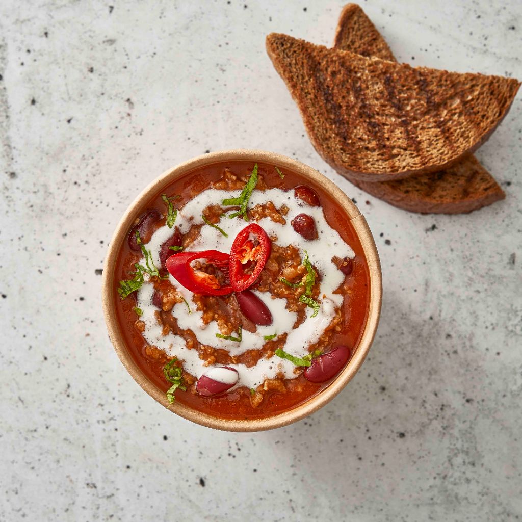 شوربة فاصوليا حمراء بالخبز المحمص